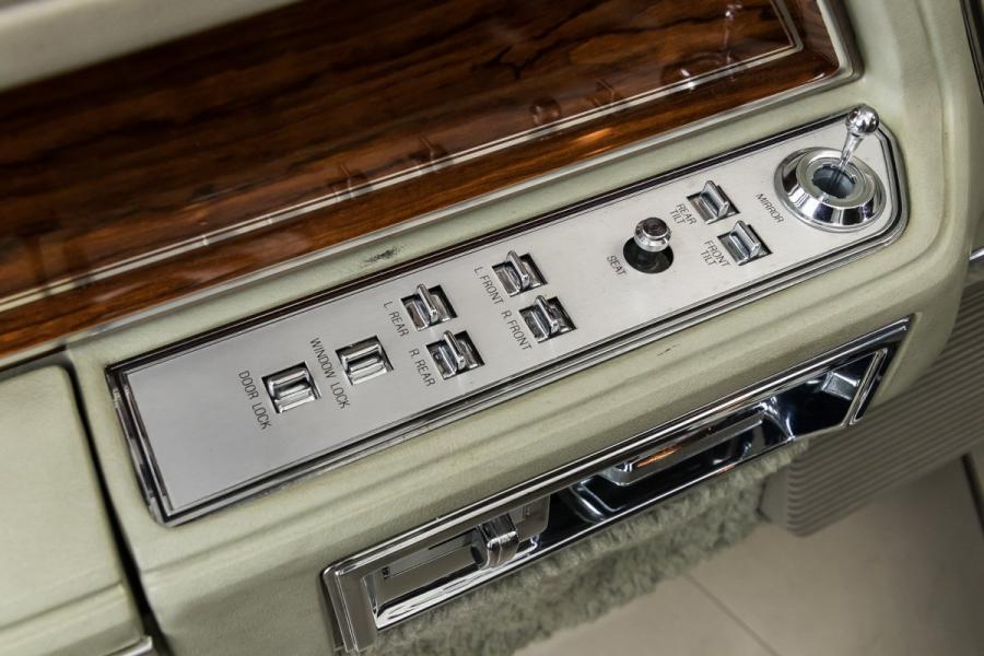 Детали интерьера Lincoln Continental Mark VI Sedan 1980 года  (фото 58 из 111)